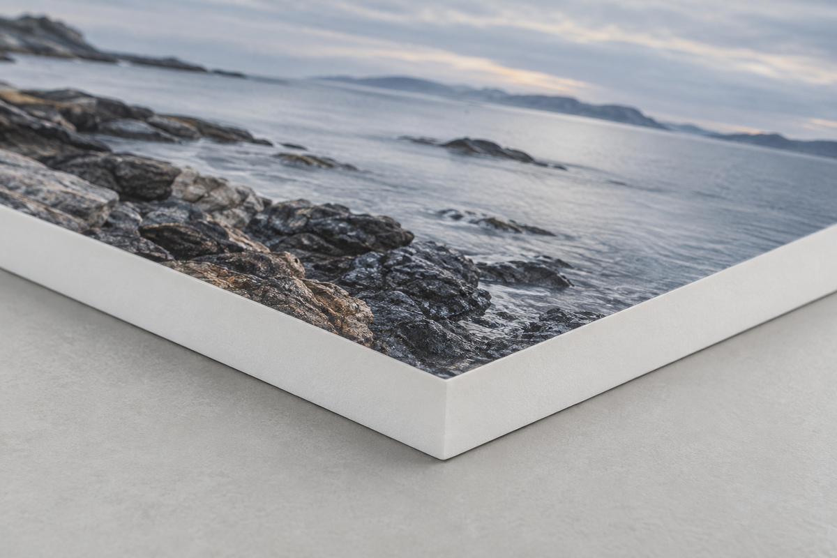 Illustrative close-up of a print bonded to a rigid white expanded-PVC panel with a clean, uniform edge.